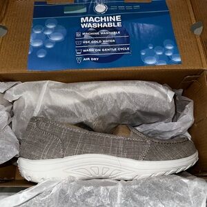 Sketchers memory foam relaxed fit size 8
